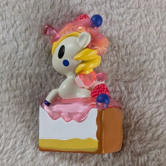 Tokidoki Delicious Unicorno Berrylicious Cake Blind Box Series 1 Figurine - Picture 3 of 4